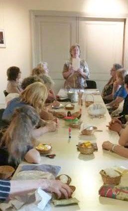 Luego en el taller Liliana Zengel enseñó a hacer una tarjeta con papel glasé, una carpetita con la técnica de wycinanki para la