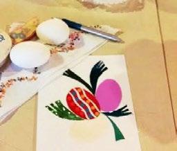 Por último el teñido y decoración de huevos con remolacha y cebolla utilizando la técnica batik.