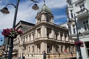 Z końcem XIX w. budynek stał się siedzibą warszawskiego Banku Handlowego a obecnie jest siedzibą Citibank Handlowy. Obiekt jest wpisany do rejestru zabytków.