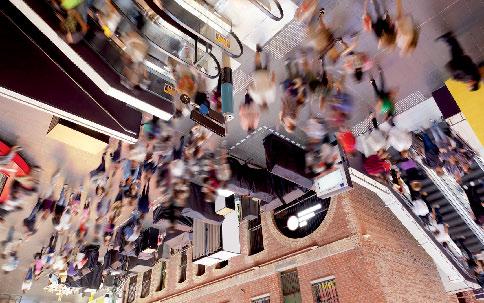 RYNEK MARKET miczn¹, czêsto nawet rozrywkow¹. Oferta zakupowa tych najlepszych centrów outlet to przede wszystkim marki luksusowe, premium i bardzo popularne marki modowe.