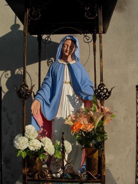 KAPLICZKA MATKI BOSKIEJ Kapliczka znajduje się przy ul. Kościuszki.