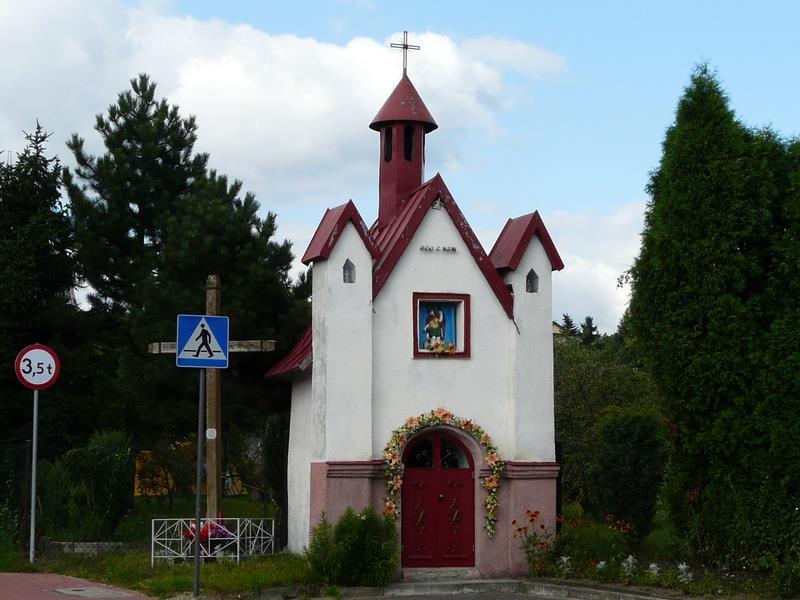 KAPLICA MATKI BOSKIEJ CZĘSTOCHOWSKIEJ W TRZEBIONCE Kaplica została zbudowana na przełomie XVIII i XIX stulecia - choć według przekazów ustnych ma około 300 lat.