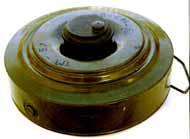 w gruncie. Zasadniczy materiał wybuchowy miny stanowi 5,7 kg trotylu lanego z detonatorem pośrednim z trotylu prasowanego. W minie TMN-46 w dolnej części znajduje się miejsce na dodatkowy zapalnik.