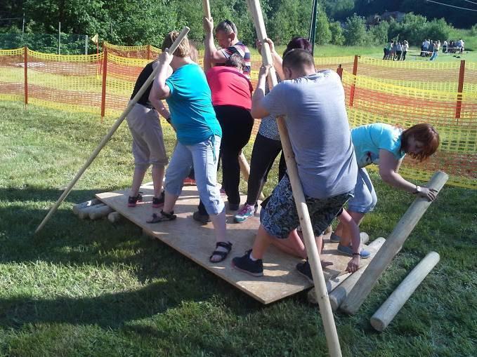 Na podstawie rozmaitych gier, zadań i zabaw, które wykonuje Grupa można ocenić jak wygląda współpraca, komunikacja, zaufanie czy wspólne pokonywanie barier