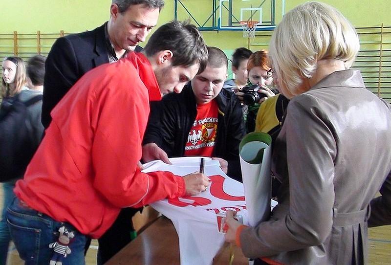 Zwycięzcy otrzymali piłki z podpisami wszystkich piłkarzy Widzewa Łódź, a wszyscy
