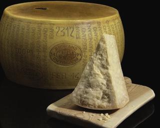 CHARAKTERYSTYKA Parmigiano Reggiano jest bardzo znanym i cenionym na całym świecie serem. Jest wytwarzany z surowego mleka krowiego, jest częściowo odtłuszczony i ma twardą, drobnoziarnistą masę.