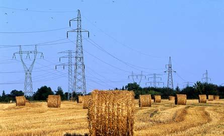 Linie i stacje elektroenergetyczne w srodowisku czlowieka Dostarczanie energii elektrycznej do odbiorców Aby dostarczyć prąd elektryczny do dowolnego