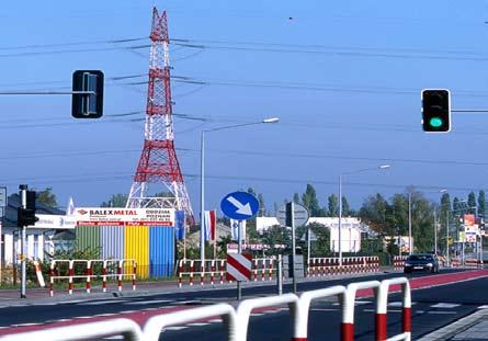 Jedynym ograniczeniem jest wynikający z postanowień obowiązujących przepisów zakaz lokalizacji budynków mieszkalnych na terenach położonych w sąsiedztwie linii, na których natężenie pola