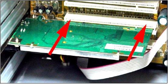 6. Włóż kartę NWD-370N do wolnego gniazda PCI.