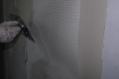 Krzywo skrojone kanty należy wyrównać lub ewentualnie sfazować. Przed przystąpieniem prac zaleca się ułożenie na podłodze pasa z uszczelki dylatacyjnej na grubość płyty wzdłuż ocieplanej ściany.