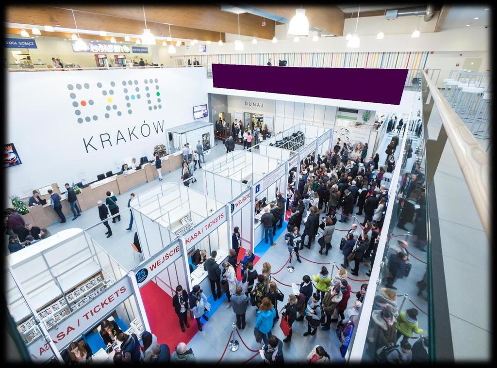 EKSPOZYCJA BANERA W LOBBY Baner wywieszony w górnej części lobby EXPO Kraków Projekt dostarczony przez klienta zgodnie z wytycznymi wskazanymi