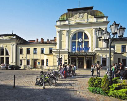 TARNÓW SIGHTSEEING ZWIEDZANIE most important symbols of Tarnów: Town Hall, Cathedral and the Bimah. This musical mechanism draws you close to listen to the music of this strange machine.