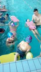 pierwszych zajęciach na basenie w Suchej Beskidzkiej. Dzieci wykazywały duże zaangażowanie oraz chęć nauki pływania.