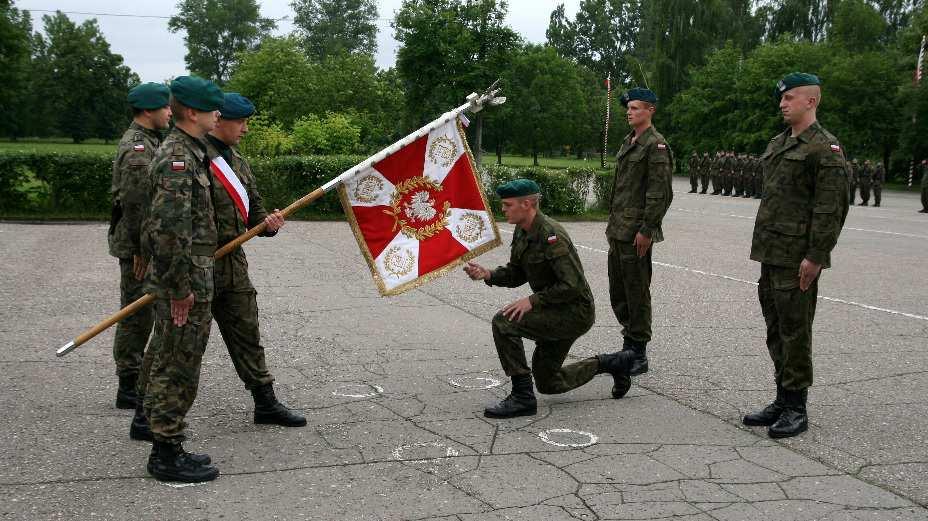 Mieczysław Hucał 5 LAT BATALIONU ZABEZPIECZENIA CSŁiI Jeszcze pamiętam jak płk Marek Stolarz stawiał mi zadanie dotyczące rozpoczęcia procesu formowania batalionu zabezpieczenia, a już minął piąty