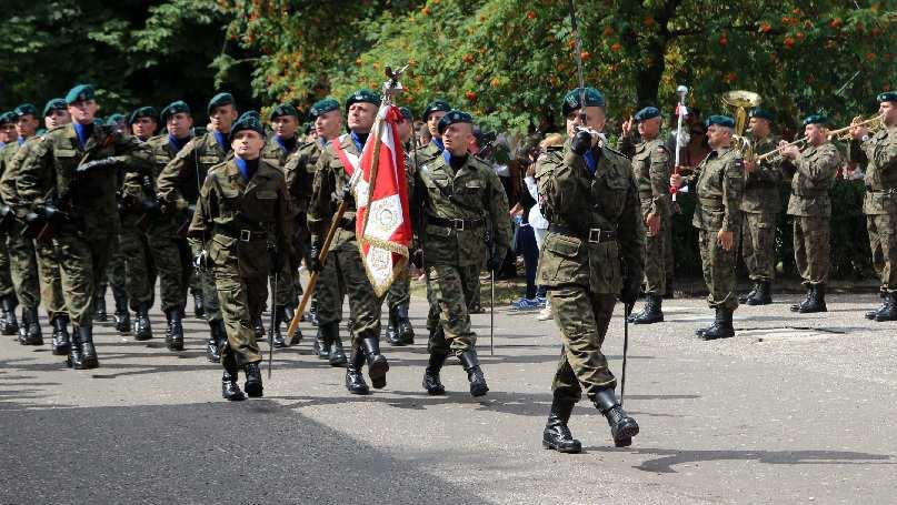 Kompania Honorowa z szablami Rok 2013 był wyjątkowy, ponieważ po raz pierwszy w historii batalionu ale i podobno Zegrza podczas Święta Centrum Szkolenia Łączności i Informatyki po defiladzie