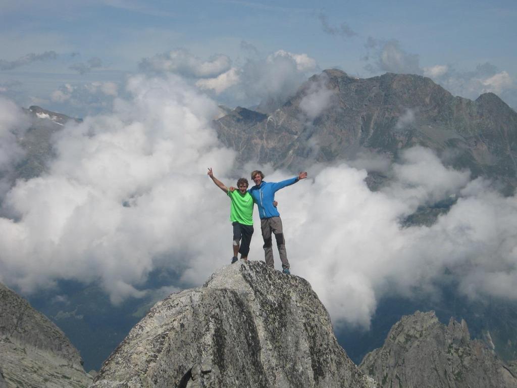 We wtorek w trójkowym zespole (Michał, Kamil i Paweł) udało się pokonać drogę Via Steiger 5c na szczycie Punta di Albigna (2824m n.p.m.).pobudka po 4, wyjście o 5.