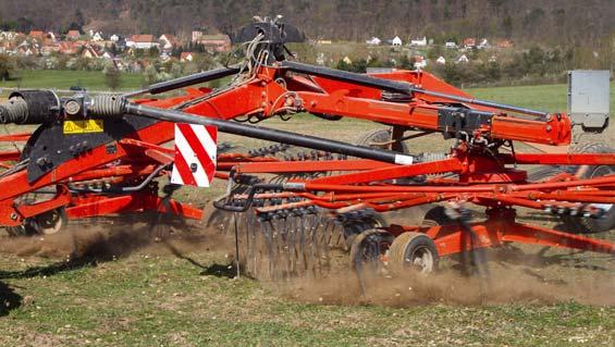 Wartość obciążenia przedniej osi ciągnika musi być zgodna z przepisami obowiązującymi w kraju, do którego maszyna jest dostarczana (w krajach europejskich nie może