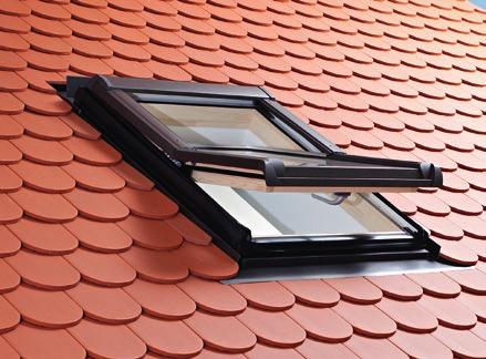 Okna dachowe Handwerk Okna obrotowe Designo R4 H WD Designo R4 K WD Materiał Obsługiwane jest za pomocą klamki umieszczonej u dołu okna.