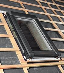 Zestaw MDA zapewnia dodatkowe zabezpieczenie przed wiatrem i wilgocią w miejscu połączenia okna dachowego z folią wstępnego krycia.
