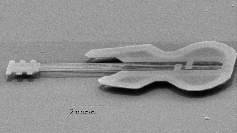 Fizyka 2 Wyk ad W7 5 Wybrane zastosowania mechaniki kwantowej Technologia mikrostruktur bardzo szybko si rozwija: Przyk ad Nanogitara Electron-microscope image of the world's smallest guitar, based