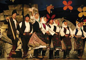 blicznością tańczą i śpiewają zespoły góralskie z Polski i całego świata. Koncerty odbywają się na festiwalowych scenach, ale także na ulicach Zakopanego.