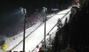 Wielka Krokiew podczas nocnego konkursu skoków Puchar Świata w Skokach Narciarskich Zakopane Kultowa impreza Paradoksalnie skoki narciarskie uprawia tylko kilkudziesięciu mężczyzn w Polsce, ale