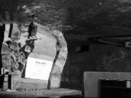 Ciekawy sposób zachowania się pod obciążeniem przedstawia słup zbrojony wypełniony pianą cementową.