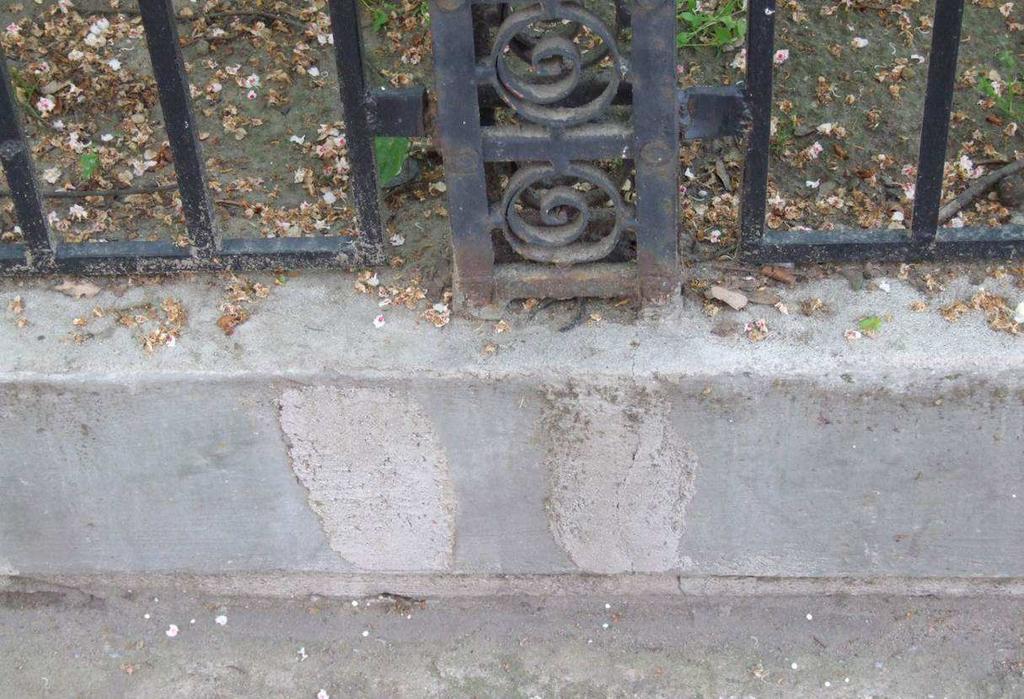 uzupełnień cokołu, korozja słupów) Fot.