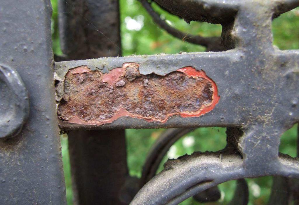 elementów metalowych i uszkodzenia powłok malarskich) Fot.