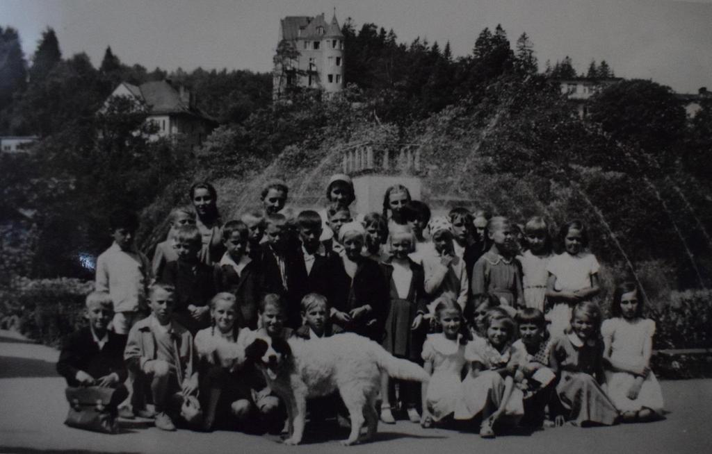 Wycieczka uczniów szkoły w Belnej do Krynicy Zdroju czerwiec 1964 r., źródło: Kronika Szkoły w Belnej W dniu 15.10.1965 r. do szkoły przybyła Komisja lokalizacyjna z Gorlic.