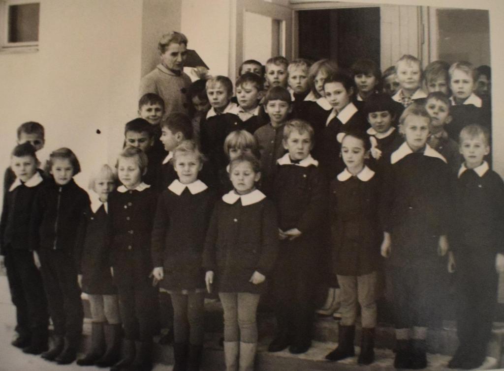 Dnia 6.09.1967 r. przybyła do Belnej komisja do wytyczenia fundamentów. Chłopcy z IV klasy po lekcjach pomagali w tych pracach.