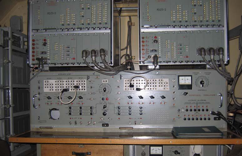 Wnętrze aparatowni ARO-KU10 Radiolinia R-409 przeznaczona była do zestawienia linii radiowych miedzy punktami dowodzenia szczebla