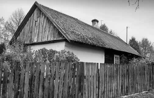 Rozdział 4. Wnętrze domu w Dublanach Wszystkie trzy zinwentaryzowane przez nas domy (dwa dublańskie 31 i jeden w Zaleszanach) wzniesiono w połowie XX wieku.