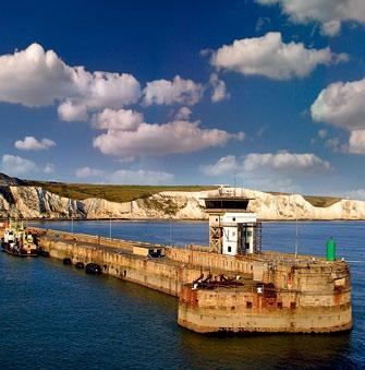 plaży, lub ze statku. Bez względu na to, z której strony się je ogląda, zawsze wprawiają w zachwyt. Poetycka nazwa Anglii Albion pochodzi właśnie od kredowobiałych klifów w Dover.