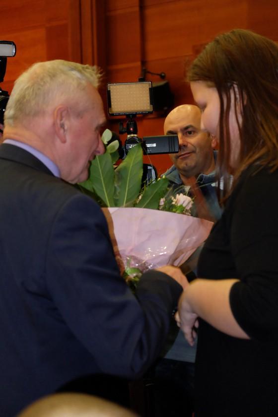 W kolejnej części wszyscy kandydaci otrzymali z rąk Pan Henryka Juszczyka wspaniałe bukiety kwiatów, drobne upominki, oraz pamiątkowy dyplom, po czym nastąpiło ogłoszenie zwycięzcy tegorocznej edycji