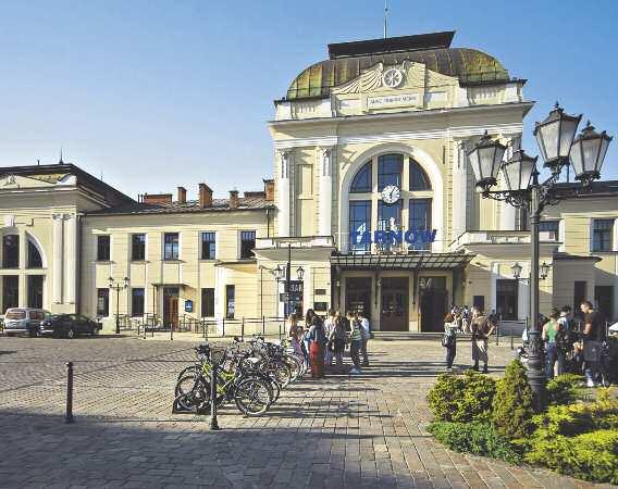 TARNÓW SIGHTSEEING ZWIEDZANIE most important symbols of Tarnów: Town Hall, Cathedral and the Bimah. This musical mechanism draws you close to listen to the music of this strange machine.