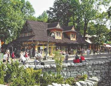 ZAKOPANE SIGHTSEEING ZWIEDZANIE these XIX C. buildings to their glory and splendour. Another attraction are the illumination which at night lights up the Zakopane style architecture of Willa Atma.