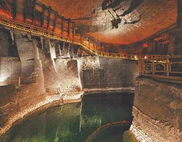 WIELICZKA SIGHTSEEING ZWIEDZANIE milangonda - fotolia.com The Wieliczka Salt Mine Kopalnia Soli Daniłowicza 10, tel. +48 12 278 73 02, turystyka@kopalnia.pl ATENTION!