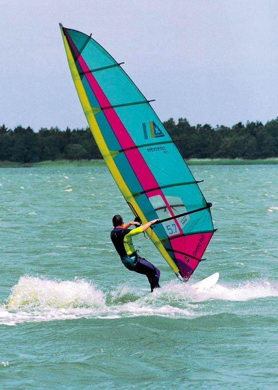 3.2 Gospodarka i rolnictwo Na terenie miejscowości funkcjonują: gospodarstwa rolne gospodarstwa i kwatery agroturystyczne ośrodek, szkoła windsurfingu Habenda - żeglowanie, pływanie, wypożyczalnia