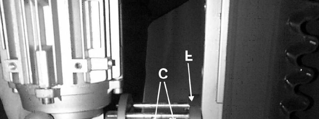 Jak widać na ilustracji obok, aby móc wyregulować sprzęgło (B) należy odkręcić śruby mocujące silnik (A).