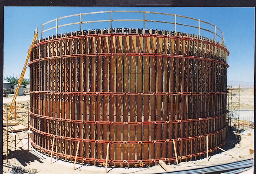 Deskowanie łukowe GRV Do formowania budowli okrągłych bez ściągów Deskowanie PERI GRV z ryglami przegubowymi połączonymi w pierścień przenosi parcie mieszanki betonowej bez ściągów,