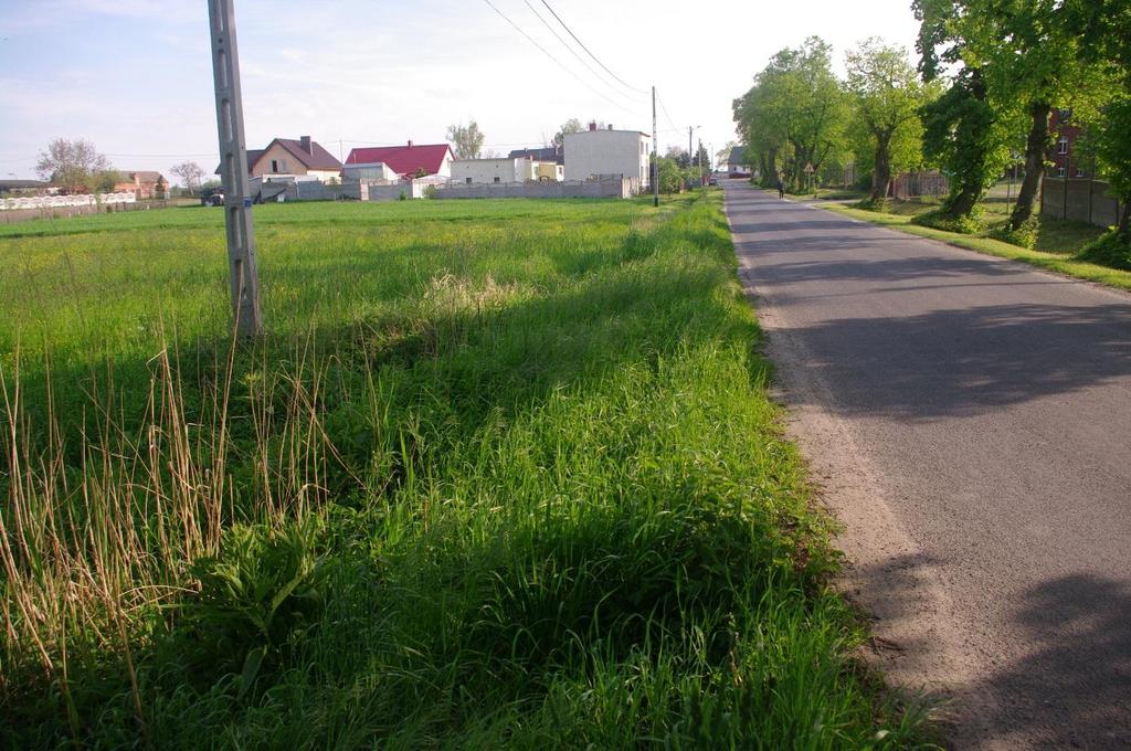 powiatową w kierunku północnym ok. km.