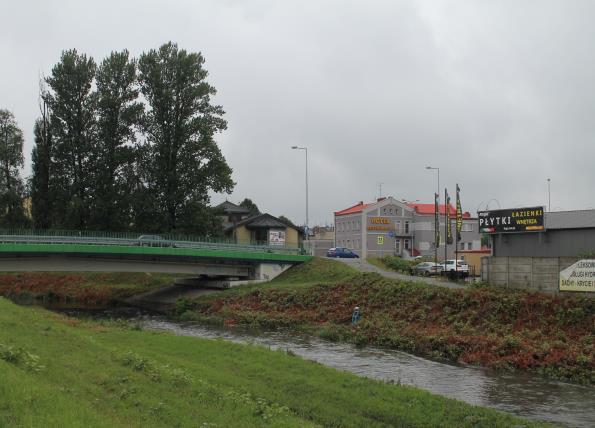 wodny. Dzięki temu powstała wyspa między trasą warszawską a ul. Krakowską.