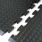 545 Diamond Top Interlock Powierzchnia o fakturze blachy ryflowanej oraz konstrukcja spodniej strony maty zapewniają przyczepność i