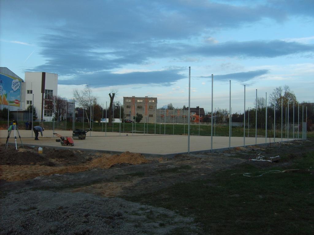 Budowa boiska ciąg dalszy Boiska wraz z budynkiem socjalnym zostaną oddane do użytku 1. listopada 2008 roku. tak pisałem w poprzednim wydaniu Internetowego Miesięcznika Flower.