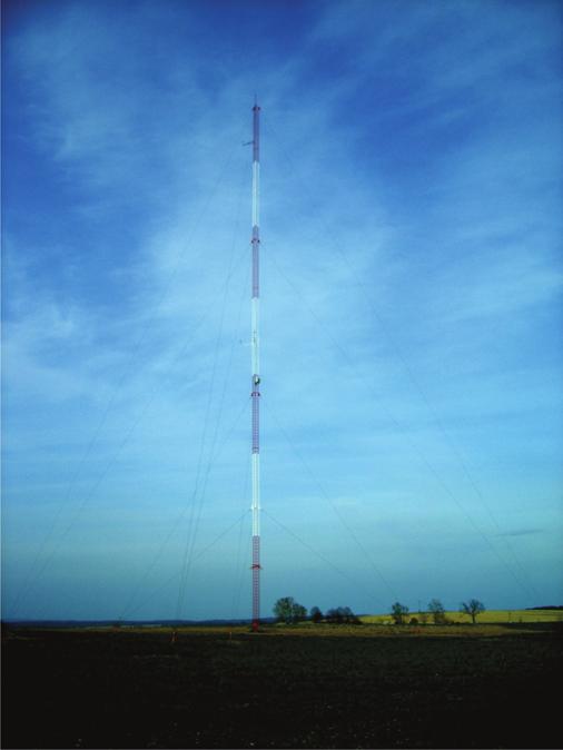 Rys. 1. Widok ogólny obiektu badań Fig 1. A general view of the mast kątnej kratownicy o boku 0,60 m, zmontowanej z okrągłych rur o średnicy 30mm. Wysokość masztu wynosi 60,0 m.