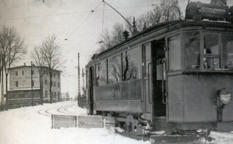 Il. 2. Odśnieżanie torów przez tramwaj. Na dachu tramwaju widoczny jest kominek i odbierak drążkowy. Źródło: Fot. ze zbiorów Henryka Magonia Początkowo tramwaje ogrzewane były piecami.