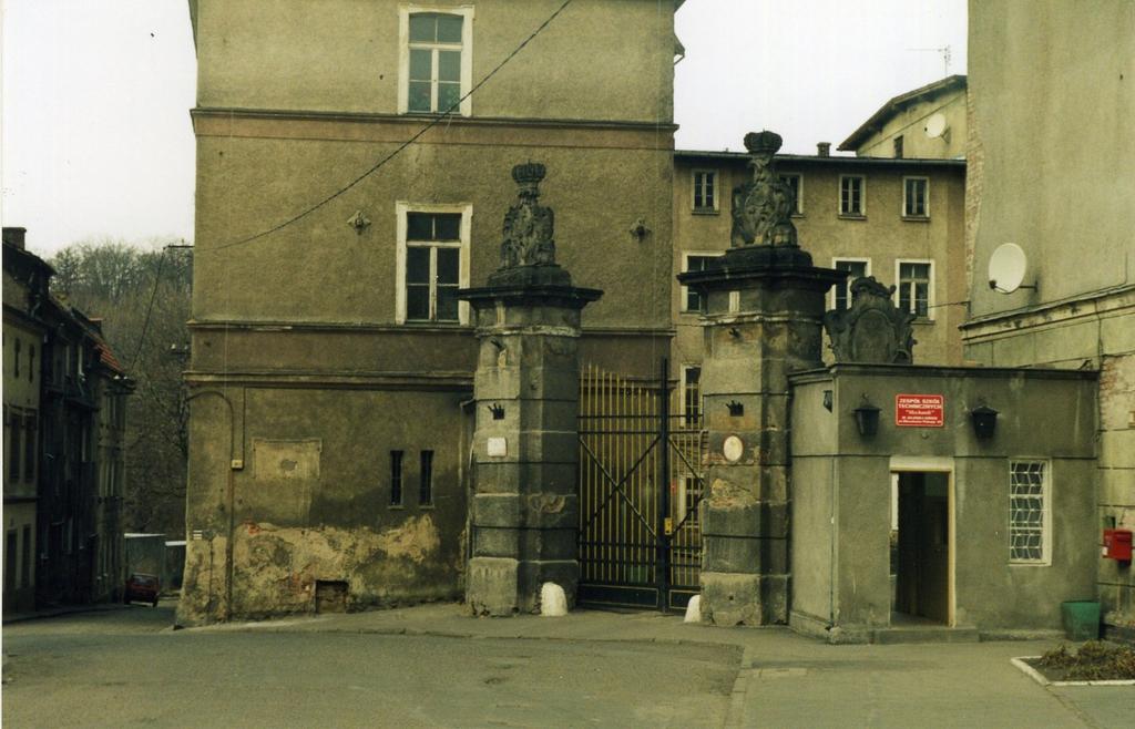 Il. 3. Rozety na ścianie budynku na Obrońców Pokoju, miejsce zakończenia dawnej linii do koszar. Rok 1998. Źródło: Fot.