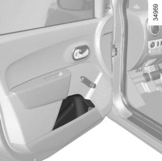 SCHOWKI - ELEMENTY WYPOSAŻENIA KABINY (2/5) 8 7 6 Schowek w drzwiach 6 Na podłodze (przy fotelu kierowcy) nie powinny znajdować się żadne przedmioty: w przypadku gwałtownego