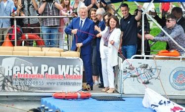 pl Więcej informacji o projekcie AGH Solar Boat na stronach internetowych AGH Wspólna fotografia zespołu AGH Solar Boat Studenci AGH zaprezentowali efekt finalny projektu AGH Solar Boat.